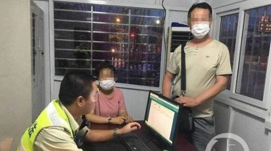 男女坐货车旅游话多被司机丢高速 网友:三个人一台戏不分男女! 男女坐货车旅游话多被司机丢高速 网友:三个人一台戏不分男女!