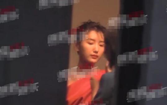 毛晓彤疑似新恋情曝光 与小鲜肉同回住处现场画面曝光 毛晓彤疑似新恋情曝光 与小鲜肉同回住处现场画面曝光