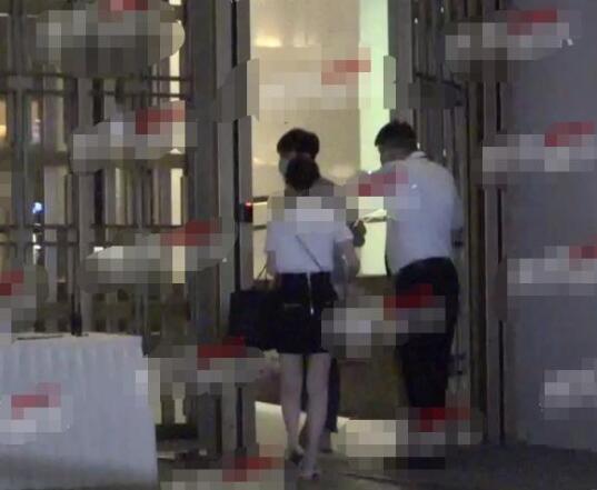 毛晓彤疑似新恋情曝光 与小鲜肉同回住处现场画面曝光 毛晓彤疑似新恋情曝光 与小鲜肉同回住处现场画面曝光