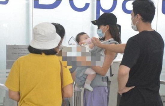 曝何猷启已离婚 曾与长腿嫩妹牵手逛街同回秘巢 曝何猷启已离婚 曾与长腿嫩妹牵手逛街同回秘巢