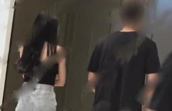 曝何猷启已离婚 曾与长腿嫩妹牵手逛街同回秘巢 曝何猷启已离婚 曾与长腿嫩妹牵手逛街同回秘巢