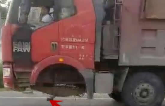 货车两个前轮都没了仍在行驶 现场画面曝光既搞笑又后