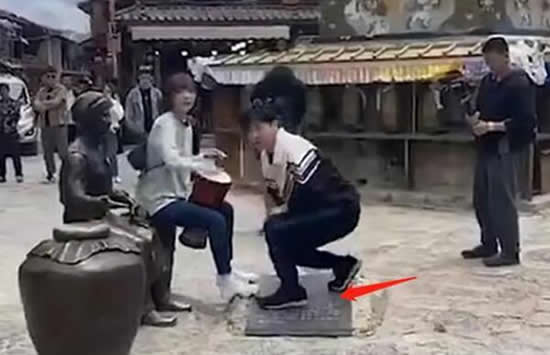 郭京飞王珞丹坐雕塑踩石碑 究竟是素质低还是网友小题大做 郭京飞王珞丹坐雕塑踩石碑 究竟是素质低还是网友小题大做