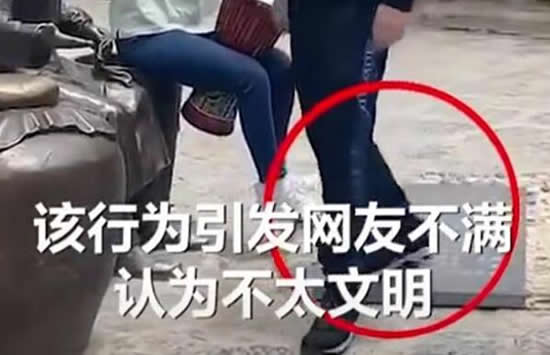 郭京飞王珞丹坐雕塑踩石碑 究竟是素质低还是网友小题