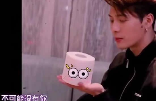 王嘉尔对卫生纸告白 网友:人不如卫生纸系列! 王嘉尔对卫生纸告白 网友:人不如卫生纸系列!