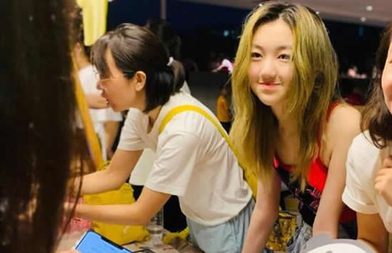 李嫣摆摊义卖 穿吊带染金发被指问题少女