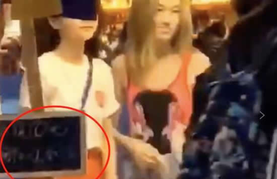 李嫣摆摊义卖 穿吊带染金发被指问题少女