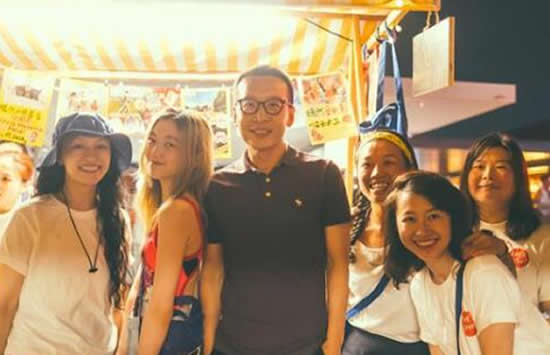 李嫣摆摊义卖 穿吊带染金发被指问题少女