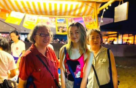 李嫣摆摊义卖 穿吊带染金发被指问题少女