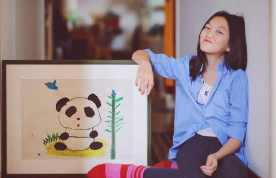 李嫣摆摊义卖 穿吊带染金发被指问题少女