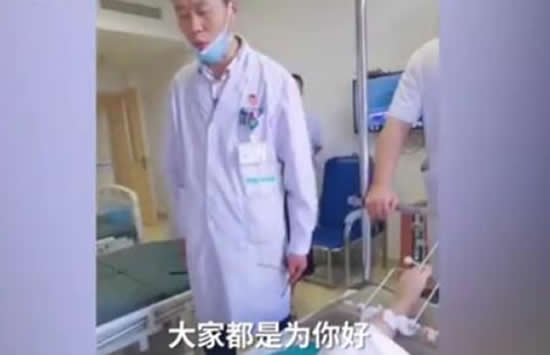医生为督促女孩康复训练将其训哭 事件背后的真相曝光网友纷纷为医生点赞