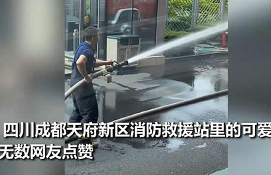 新手消防员分管供水车开心到飞起 现场画面曝光实在是太可爱了 新手消防员分管供水车开心到飞起 现场画面曝光实在是太可爱了