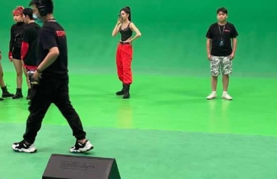 宋妍霏分手当日片场状态 眉头紧锁似被张一山伤的很深