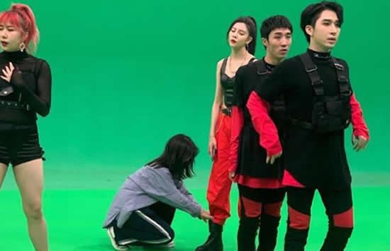 宋妍霏分手当日片场状态 眉头紧锁似被张一山伤的很深