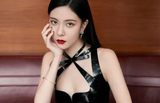 宋妍霏分手当日片场状态 眉头紧锁似被张一山伤的很深