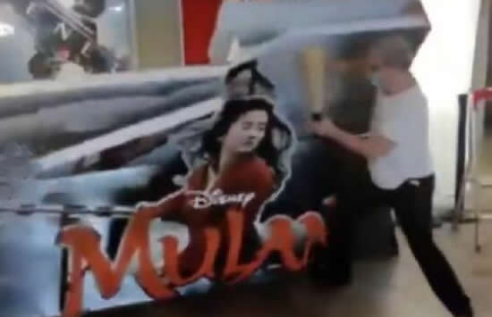 影院老板砸花木兰宣传板 电影花木兰线下改线上刘亦菲秒变网剧大女主 影院老板砸花木兰宣传板 电影花木兰线下改线上刘亦菲秒变网剧大女主