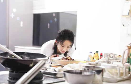 张亮为赵丽颖扒拉菜事件发声 赵丽颖方回应内容让人深思 张亮为赵丽颖扒拉菜事件发声 赵丽颖方回应内容让人深思