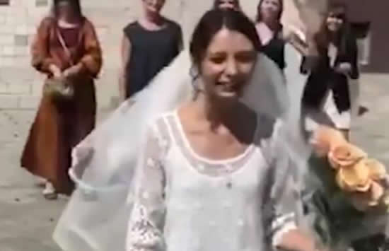 女子经常被催婚举办婚礼嫁给自己 网友:原来催婚不分国界啊! 女子经常被催婚举办婚礼嫁给自己 网友:原来催婚不分国界啊!