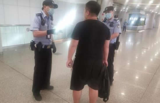 女子经常被催婚举办婚礼嫁给自己 网友:原来催婚不分国界啊! 女子经常被催婚举办婚礼嫁给自己 网友:原来催婚不分国界啊!