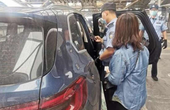 女子经常被催婚举办婚礼嫁给自己 网友:原来催婚不分国界啊! 女子经常被催婚举办婚礼嫁给自己 网友:原来催婚不分国界啊!