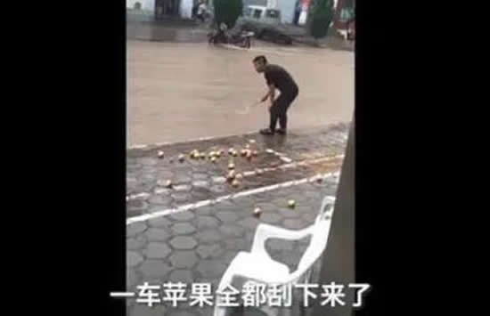 暴雨中男子用漏勺在门口捞苹果 事件背后的真相让人泪目 暴雨中男子用漏勺在门口捞苹果 事件背后的真相让人泪目
