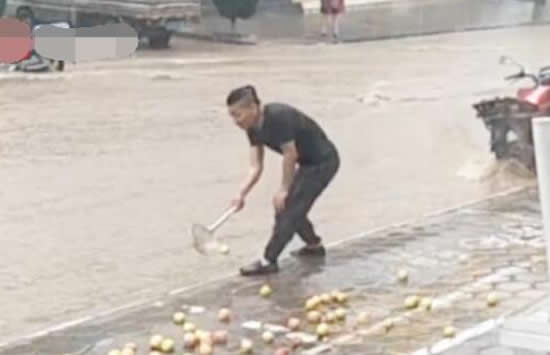 暴雨中男子用漏勺在门口捞苹果 事件背后的真相让人泪目 暴雨中男子用漏勺在门口捞苹果 事件背后的真相让人泪目