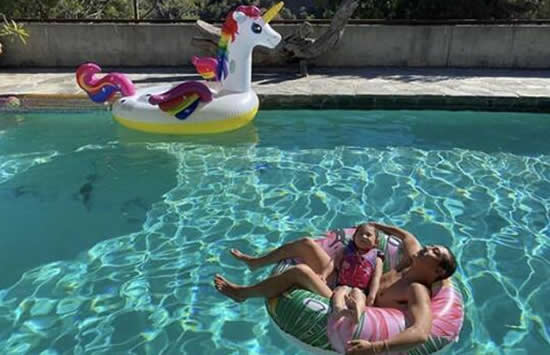 陈冠希为妻子秦舒培庆生 秦舒培是谁和陈冠希闪婚是怎么回事 陈冠希为妻子秦舒培庆生 秦舒培是谁和陈冠希闪婚是怎么回事