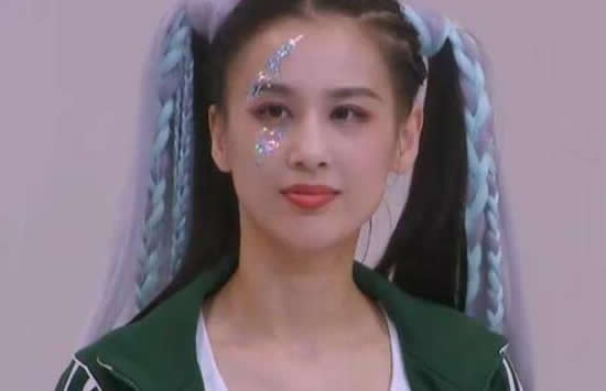 黄圣依拍戏时头部受伤 头捂额头血流不止疼到吸气 黄圣依拍戏时头部受伤 头捂额头血流不止疼到吸气