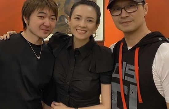 吴彤晒与章子怡汪峰聚会合照 吴彤导演是谁长相普通的他竟然这么厉害 吴彤晒与章子怡汪峰聚会合照 吴彤导演是谁长相普通的他竟然这么厉害