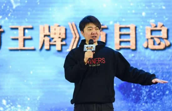 吴彤晒与章子怡汪峰聚会合照 吴彤导演是谁长相普通的他竟然这么厉害 吴彤晒与章子怡汪峰聚会合照 吴彤导演是谁长相普通的他竟然这么厉害