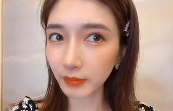 关晓彤给江疏影化妆 江疏影和关晓彤关系如何 关晓彤给江疏影化妆 江疏影和关晓彤关系如何