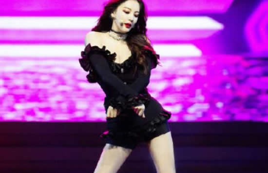 张雨绮光脚跳屋顶着火 网友:这哪是屋顶着火分明就是人间仙火啊! 张雨绮光脚跳屋顶着火 网友:这哪是屋顶着火分明就是人间仙火啊!