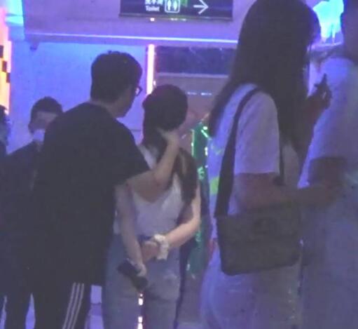 李湘王岳伦名下公司已注销疑似婚变 此前爆料王岳伦与嫩女KTV壁咚