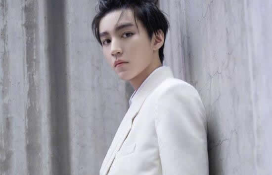 王俊凯单曲封面设计师否认抄袭 王俊凯易烊千玺粉丝开撕 王俊凯单曲封面设计师否认抄袭 王俊凯易烊千玺粉丝开撕