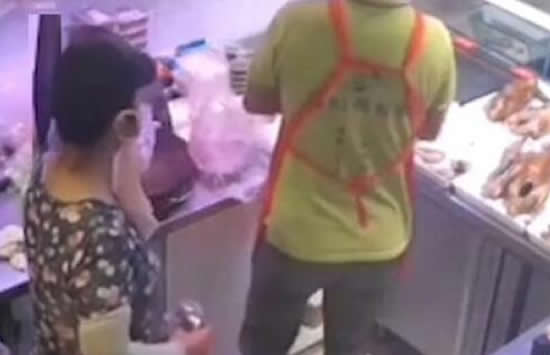 女子趁店主不备偷烤鸭塞裤裆 网友:就不怕串味儿吗? 女子趁店主不备偷烤鸭塞裤裆 网友:就不怕串味儿吗?