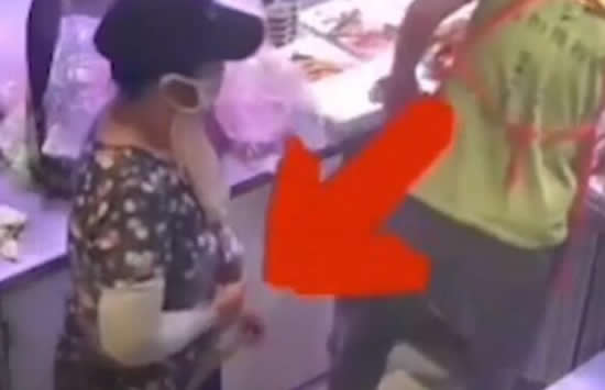 女子趁店主不备偷烤鸭塞裤裆 网友:就不怕串味儿吗? 女子趁店主不备偷烤鸭塞裤裆 网友:就不怕串味儿吗?