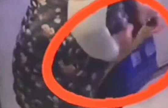 女子趁店主不备偷烤鸭塞裤裆 网友:就不怕串味儿吗? 女子趁店主不备偷烤鸭塞裤裆 网友:就不怕串味儿吗?