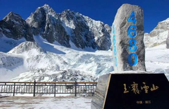 丽江玉龙雪山8月飘雪像极了水墨画丽江玉龙雪山几月份去最好