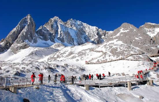 丽江玉龙雪山8月飘雪像极了水墨画丽江玉龙雪山几月份去最好