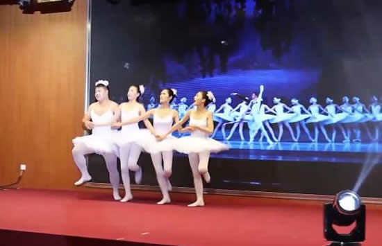 200斤男医生扮演胖天鹅跳舞 事件背后的真相竟是这样 200斤男医生扮演胖天鹅跳舞 事件背后的真相竟是这样