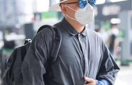 徐峥晒照回应肚子大 避谈夜会美女被指心虚