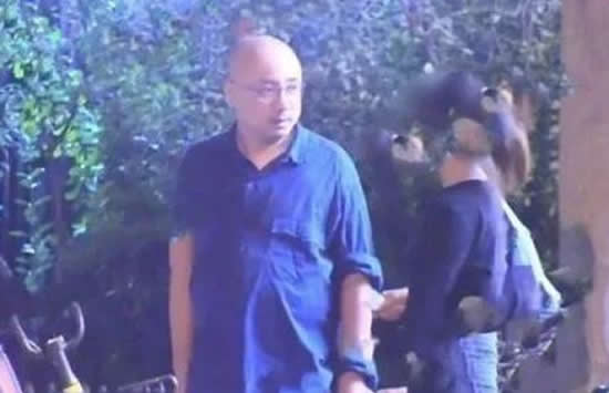 徐峥晒照回应肚子大 避谈夜会美女被指心虚