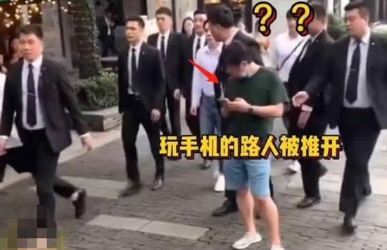 李佳琦为线下活动保安推人道歉 吴亦凡安保推抗洪战士事件与其相比让人唏嘘