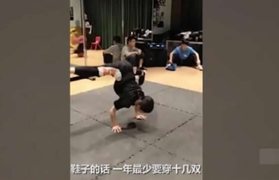 11岁女孩练街舞磨破十几双鞋 网友:什么都比不过热爱 11岁女孩练街舞磨破十几双鞋 网友:什么都比不过热爱