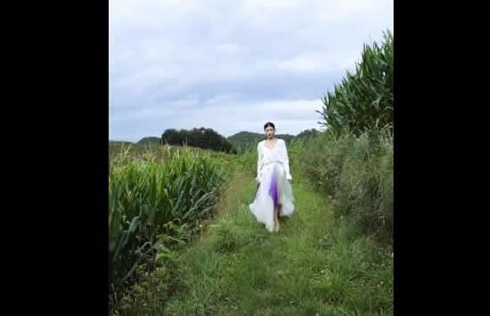23岁女孩当乡村超模走秀 女孩正面照曝光简直就是一张模特脸 23岁女孩当乡村超模走秀 女孩正面照曝光简直就是一张模特脸