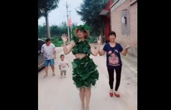 婆婆用树叶做衣服给儿媳村头走秀 网友：婆媳关系好是亮点