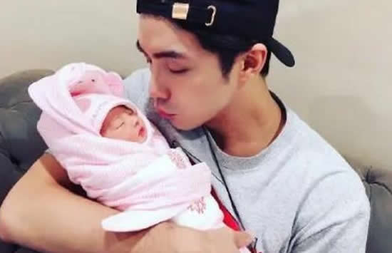 贺军翔二胎得女晒全家照 年初曾被拍到与神秘女子街头拥吻