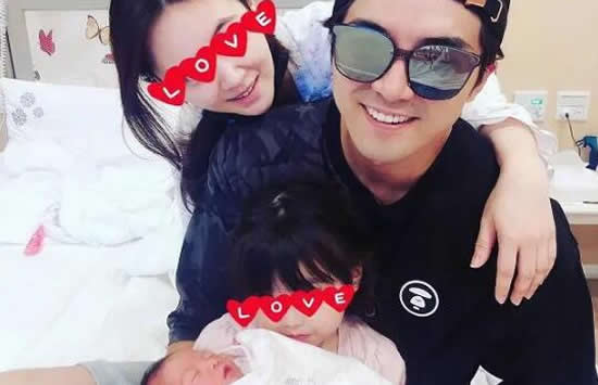 贺军翔二胎得女晒全家照 年初曾被拍到与神秘女子街头拥吻