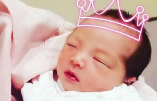 贺军翔二胎得女晒全家照 年初曾被拍到与神秘女子街头拥吻