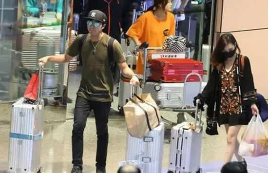 贺军翔二胎得女晒全家照 年初曾被拍到与神秘女子街头拥吻